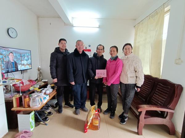 慰問困難職工張征途.jpg