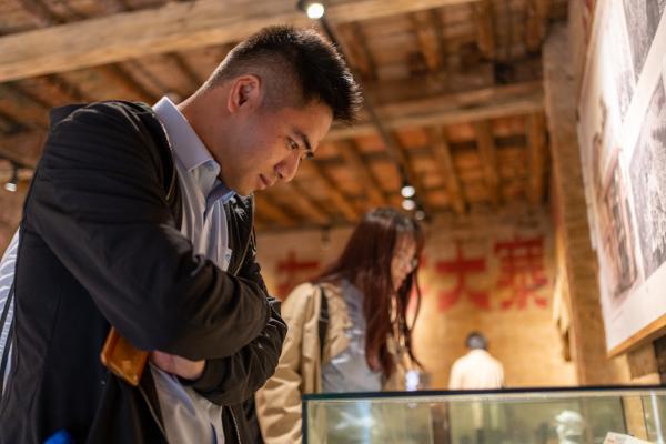 6.圖為參觀學(xué)習(xí)中的青年代表。.jpg