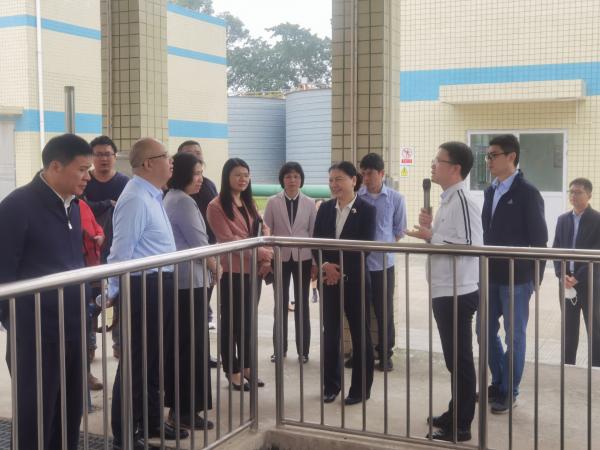 市政協(xié)副主席陳宣群率政協(xié)委員視察組到端州區(qū)第二污水處理廠開展環(huán)境保護(hù)相關(guān)項(xiàng)目視察，圖為視察組查看廠區(qū)工藝運(yùn)行情況（區(qū)偉強(qiáng)攝于市第二污水處理廠內(nèi)）2.jpg