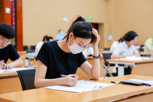 2023年5月28-31日廣東省住房與城鄉(xiāng)建設(shè)行業(yè)化學(xué)檢驗(yàn)員職工職業(yè)技能競(jìng)賽在深圳舉行，由肇水集團(tuán)職工組建的肇慶市住建代表隊(duì)參加競(jìng)賽。圖為來(lái)自鼎湖供水的隊(duì)員何楚君在5月28日的理論考試。（競(jìng)賽組委會(huì)供圖）.jpg