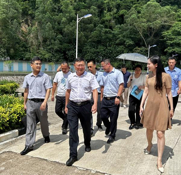 1.廣東省水利廳水資源管理處處長陳小文（前排左二）、肇慶市水利局副局長古志超（前排左一）一行到三榕水廠開展取水許可監(jiān)督檢查。.jpg