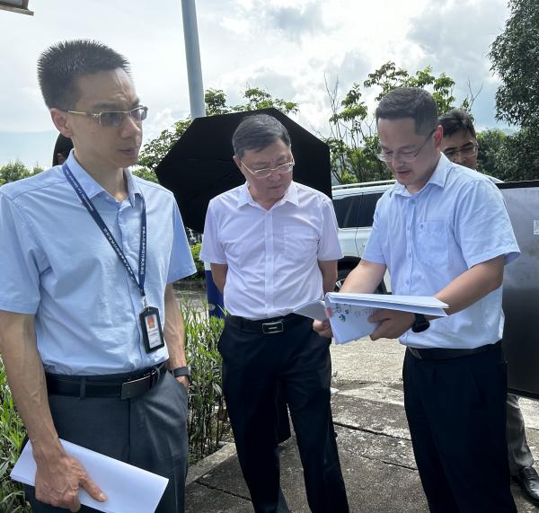 2.廣東省水利廳水資源管理處處長陳小文（左二）、副處長黃錦榮（左一）一行到三榕水廠開展取水許可監(jiān)督檢查。.jpg