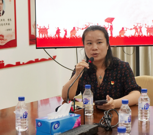 2023年7月27日，肇水發(fā)展開展迎“八一”擁軍優(yōu)屬座談會暨“憶崢嶸歲月，敬退役軍人”主題黨日活動。圖為軍屬梁雯艷作分享交流。（植美雯攝于肇水大樓二樓初心堂）.png