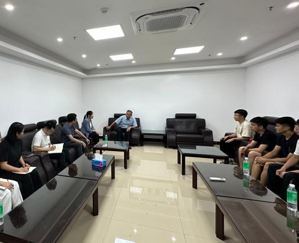 賀江電力梁學(xué)強董事長為新入職的員工答疑解惑.jpg