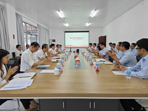 圖2 2023年10月13日，污水公司與新區(qū)投資公司聯(lián)合開展主題黨日活動，圖為開黨建交流會（蘇達想拍攝于肇慶新區(qū)污水廠內(nèi)）.jpg