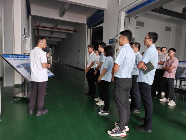 圖3 2023年10月13日，污水公司與新區(qū)投資公司聯(lián)合開展主題黨日活動，圖為參觀新區(qū)污水廠（蘇達想拍攝于肇慶新區(qū)污水廠內(nèi)）.jpg