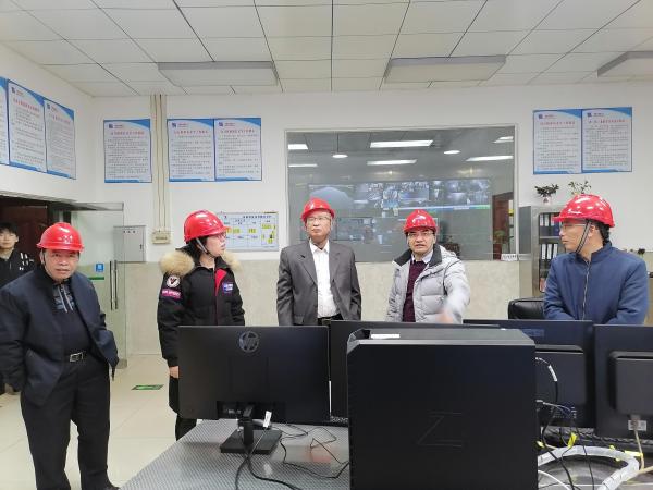 1月25日，梁學(xué)強(qiáng)董事長帶隊到江口電廠檢查中控室.jpg